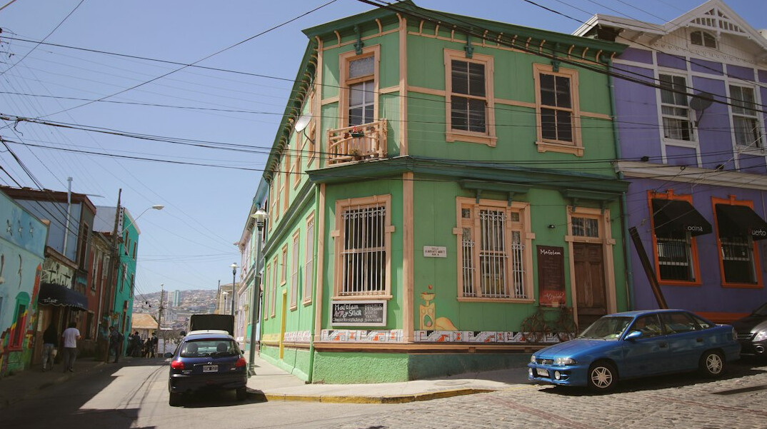 valparaiso streets colorful houses